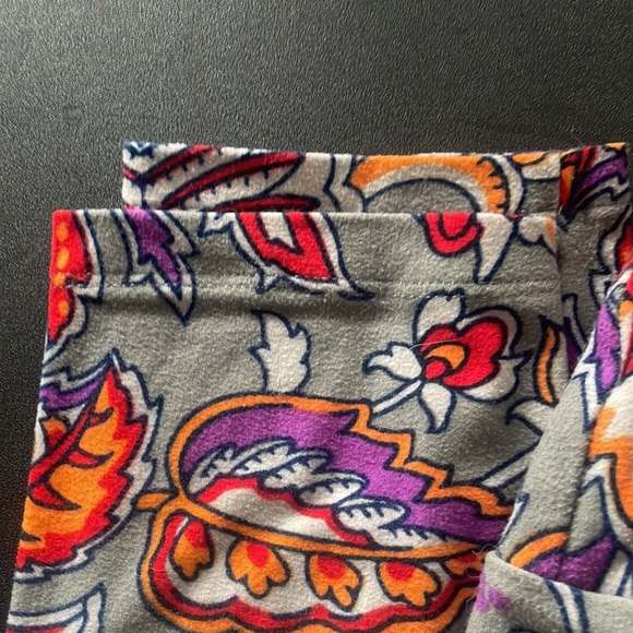 LuLaRoe one size gray printed leggings - Picture 2 of 5